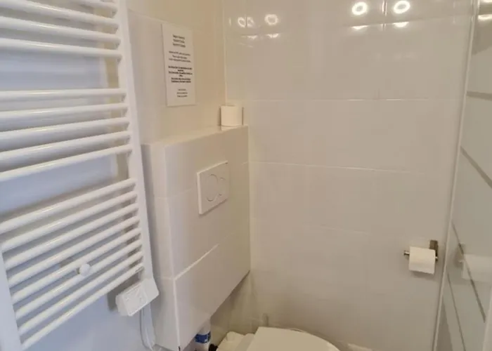 Danielle Oda ve Kahvaltı 4*